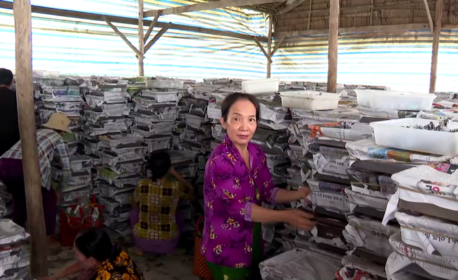 Để đẩy nhanh công tác giảm nghèo đa chiều, giảm bền vững, chính quyền xã Hưng Phong đã triển khai các chính sách hỗ trợ những cơ sở kinh doanh trên địa bàn nhằm tạo công ăn, việc làm cho lao động địa phương. Ảnh: Lao động làm việc trong cơ sở sản xuất của bà Nguyễn Thị Phỉ. Ảnh: T.Đ