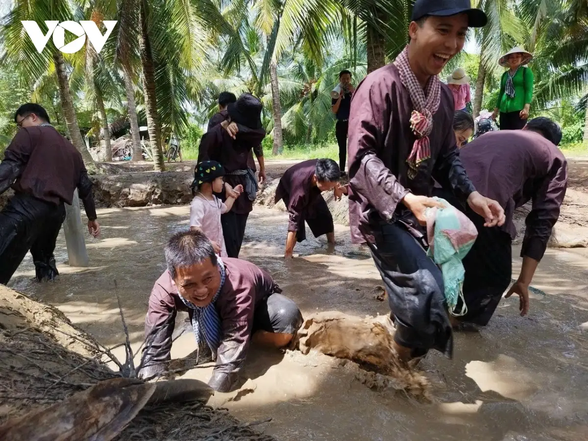 Khách Đến Bến Tre Tham Gia Hoạt Động Tát Mương Bắt Cá.