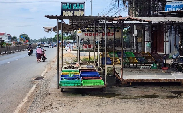 Người Dân Cho Rằng, Chỉ Mới Thi Công Đường Gom (Đoạn Bên Phải Cầu Hàm Luông) Đã Khiến Việc Kinh Doanh Ế Ẩm