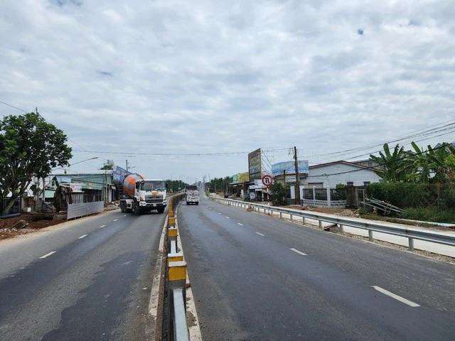 Hiện Trạng Thi Công Đường Gom Dân Sinh Tại Dốc Cầu Hàm Luông, Thuộc H.mỏ Cày Bắc, Bến Tre