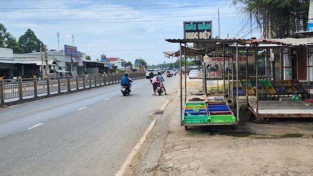 Theo Ngành Chức Năng Tỉnh Bến Tre, Việc Khách Vãng Lai Vừa Đổ Dốc Cầu Hàm Luông Ghé Mua Hàng Hóa Được Bày Bán Như Thế Này Dẫn Đến Giao Thông Rất Phức Tạp