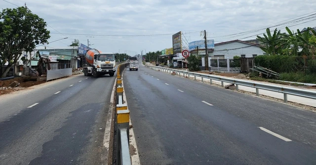 Người Dân Buôn Bán, Kinh Doanh Hai Bên Ql60, Đoạn Từ Cầu Hàm Luông Đến Vòng Xoay Thanh Tân, Yêu Cầu Dự Án Đường Gom Bỏ Hạng Mục Gắn Hộ Lan