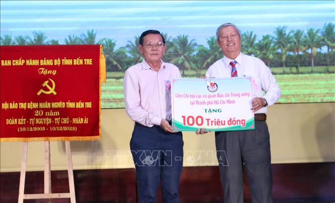 Hội Nhà Báo Thành Phố Hồ Chí Minh Trao 100 Triệu Đồng Cho Hội Bảo Trợ Bệnh Nhân Nghèo Tỉnh Bến Tre Để Thực Hiện Công Tác An Sinh Xã Hội. 