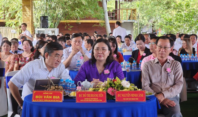 Bà Hồ Thị Hoàng Yến, Quyền Bí Thư Tỉnh Ủy; Ông Nguyễn Minh Cảnh, Phó Chủ Tịch Ubnd Tỉnh Bến Tre, Cùng Các Đại Biểu Dự Sơ Kết 5 Năm Mô Hình Nông Dân Tỉ Phú