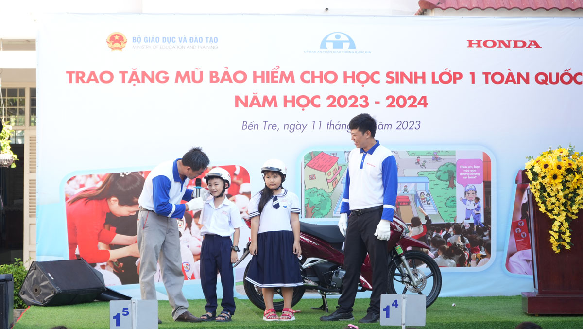 Các Em Học Sinh Được Hướng Dẫn Cách Chọn Và Đội Mũ Bảo Hiểm Đúng Chuẩn. (Ảnh: Phương Thảo)