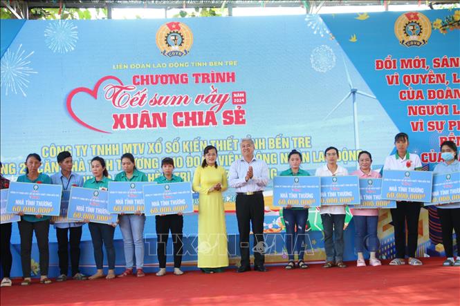 20 Đoàn Viên, Công Nhân Lao Động Thuộc Hộ Nghèo Trên Địa Bàn Tỉnh Bến Tre Được Trao Tặng Căn Nhà Tình Thương, Tổng Giá Trị 1,2 Tỷ Đồng. 