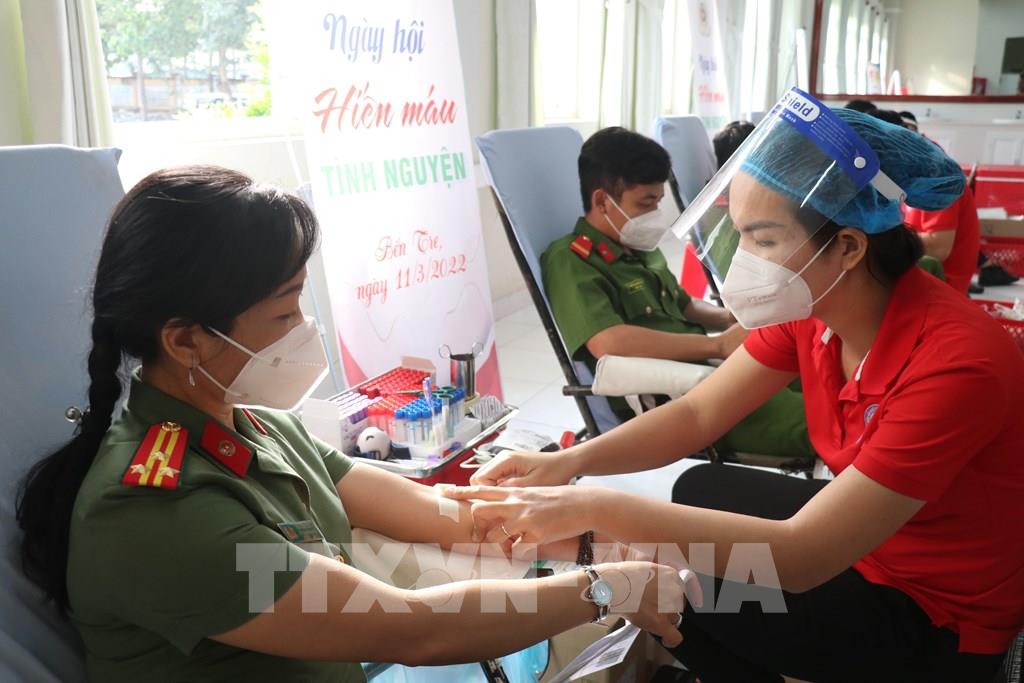 Ảnh Tư Liệu: Đoàn Thanh Niên Công An Tỉnh Bến Tre Tham Gia Hiến Máu Tình Nguyện. Ảnh: Huỳnh Phúc Hậu - Ttxvn