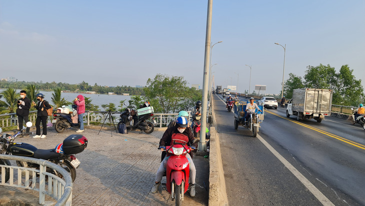 Tại Vị Trí Nối Liền Cầu Rạch Miễu Và Cồn Phụng (Tỉnh Bến Tre), Nhiều Người Đi Xe Máy Đã Dừng Lại Để Chụp Hình Và Khi Quay Lại Cầu Rạch Miễu, Họ Sẽ Gặp Phải Nguy Hiểm. Trong Hình Ảnh, Một Nhóm Bạn Trẻ Đang Dừng Lại Để Chụp Hình Vào Ngày 27-1 - Ảnh: Mậu Trường