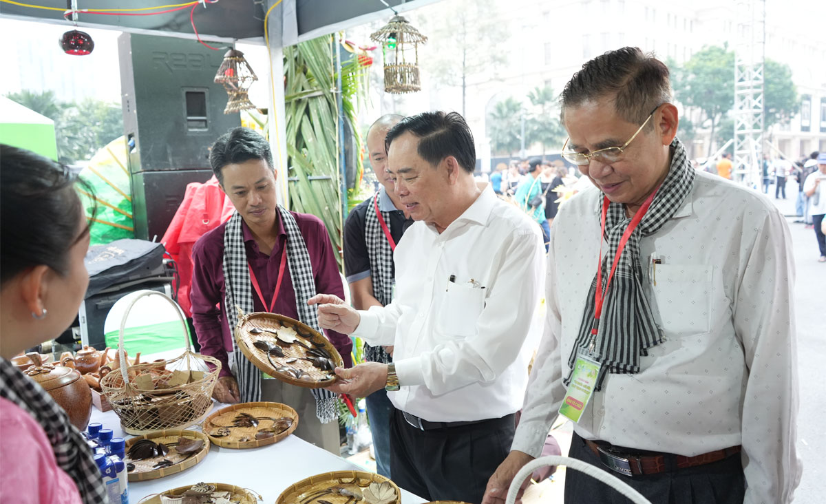 Lãnh Đạo Tỉnh Tham Quan Gian Hàng Đồ Thủ Công Mỹ Nghệ Làm Từ Dừa. (Ảnh: Phương Thảo)