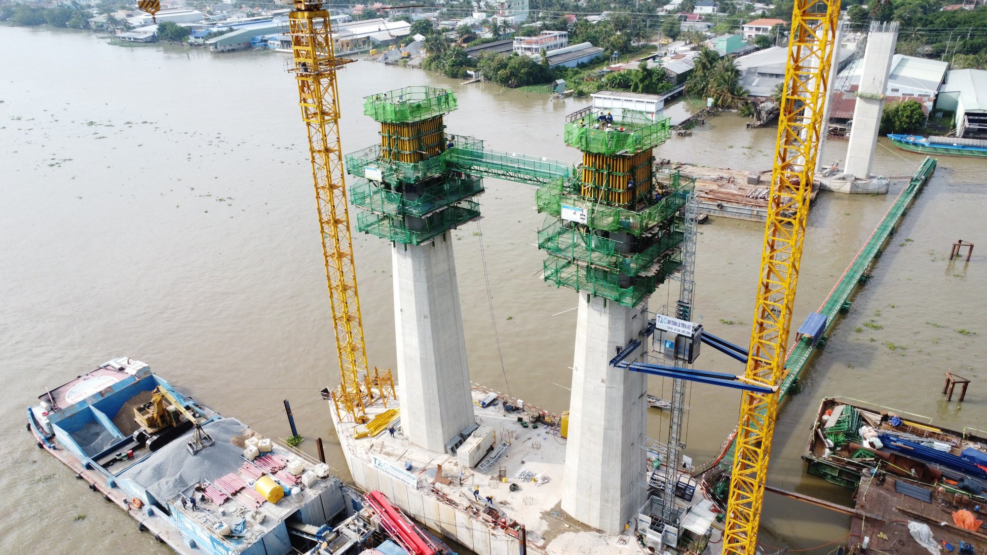 Công Trình Dài 17,6Km, Phần Cầu Chính Dài Gần 2Km, Rộng 21,5M, 4 Làn Xe, Vận Tốc Thiết 80Km/H.