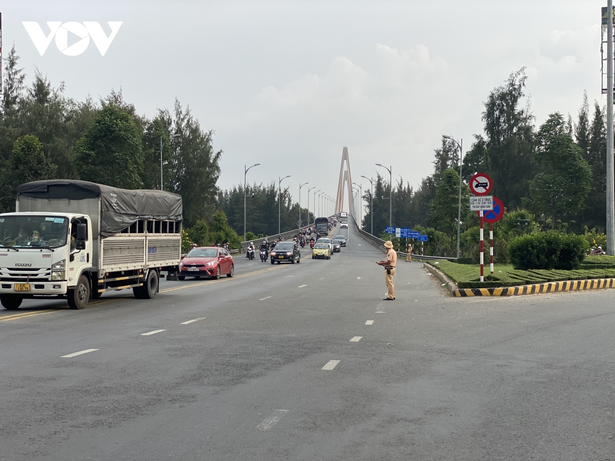 Lực Lượng Làm Nhiệm Vụ Điều Tiết Theo Hướng Ưu Tiên Cho Phương Tiện Từ Bến Tre Qua Tiền Giang