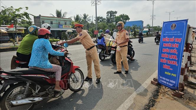 Csgt Ben Tre Tiep Suc Cho Nguoi Lao Dong Ve Que Don Tet 6209