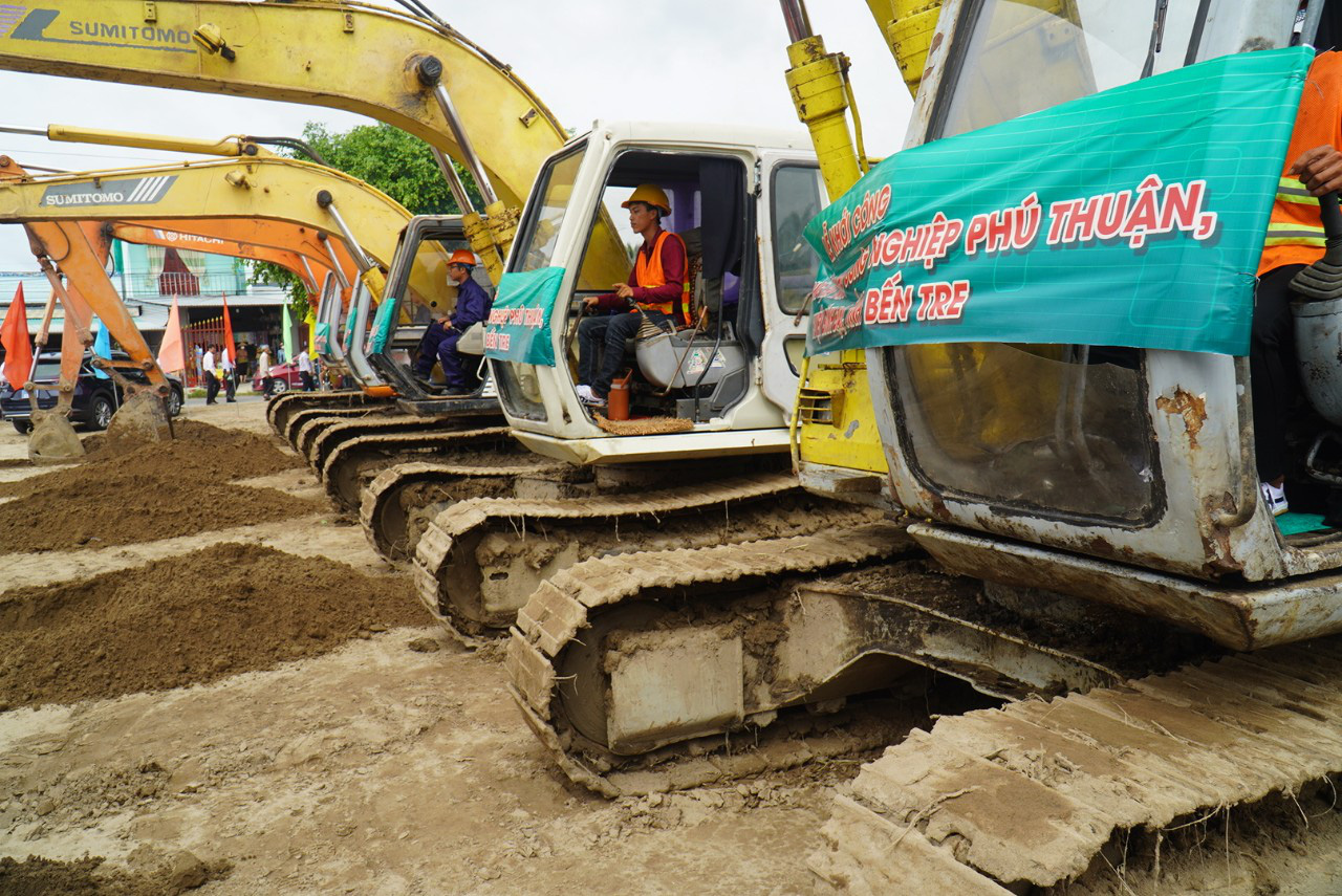 Dự Án Khu Công Nghiệp Phú Thuận (Huyện Bình Đại, Tỉnh Bến Tre) Đang Được Các Nhà Thầu Thi Công, Xây Dựng. Ảnh: Thành Nhân