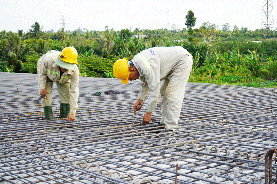 Công Nhân Đang Lắp Khung Thép Và Chuẩn Bị Đổ Bê Tông Cho Nhịp Cuối Cùng Của Cầu Vượt Sông Mỹ Tho