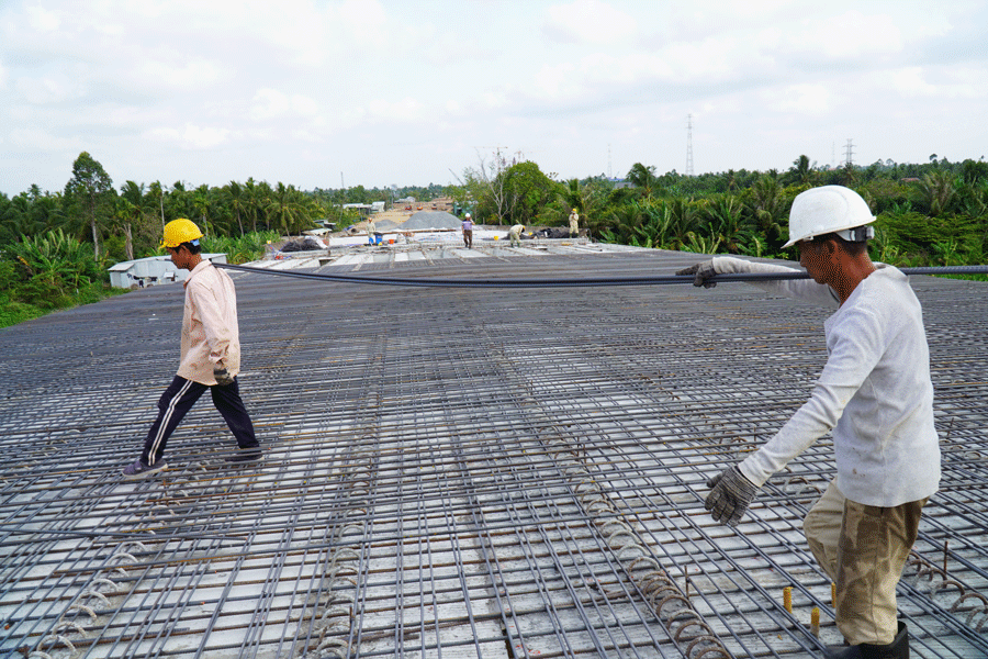 Các Công Nhân Đang Nỗ Lực Thi Công Trên Công Trường Với Tinh Thần Khẩn Trương.