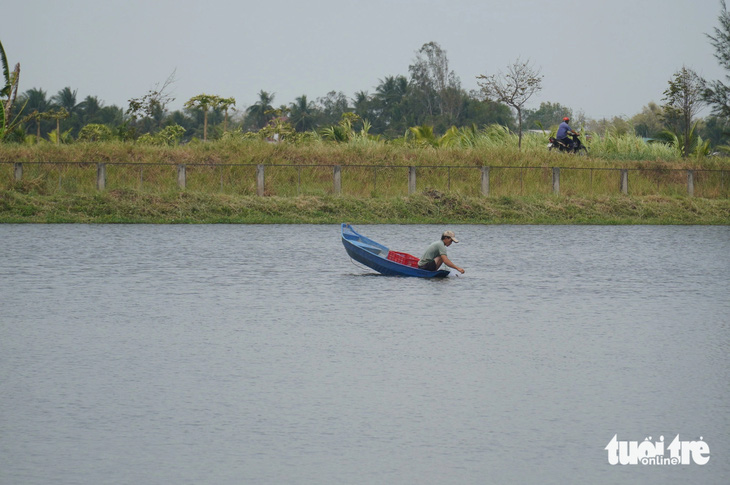 Hồ Chứa Nước Ngọt Kênh Lấp, Thuộc Huyện Ba Tri, Tỉnh Bến Tre, Hiện Có Độ Mặn Khoảng 0,7 Phần Ngàn.