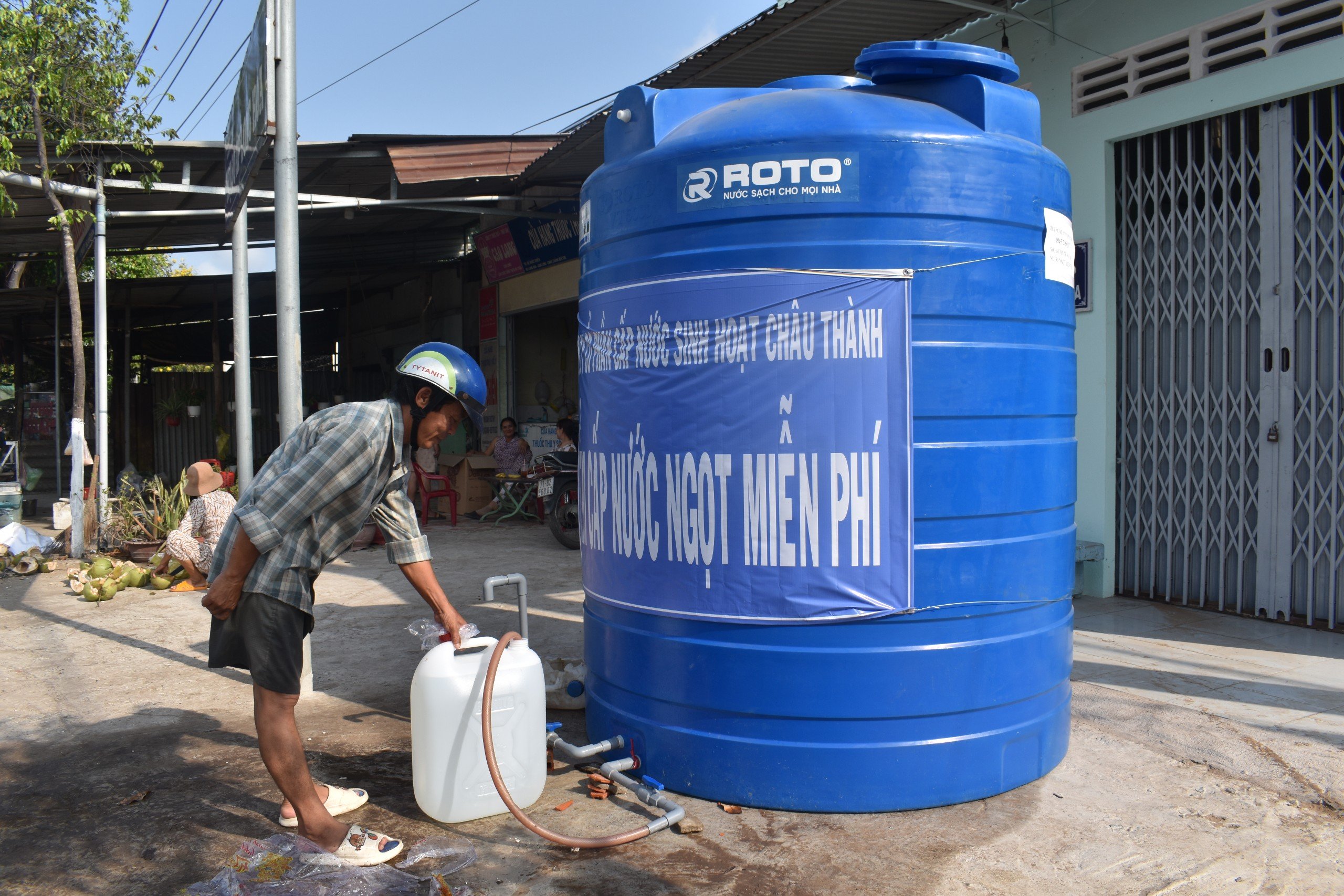 Người Dân Đến Các Điểm Cấp Nước Ngọt Chở Nước Về Nhà