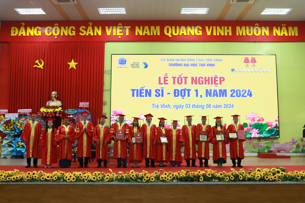 Tân Tiến Sĩ Đoàn Hoàng Hải (Thứ 6 Từ Trái Qua) Nhận Bằng Tại Lễ Tốt Nghiệp - Nam Long