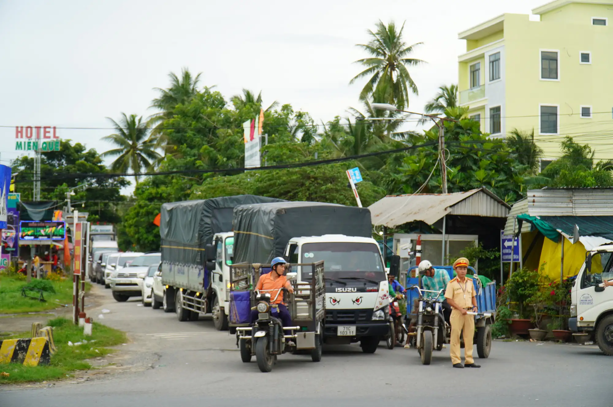 Lực Lượng Cảnh Sát Giao Thông Tỉnh Bến Tre Chặn Các Đường Nhánh Để Ưu Tiên Xe Chạy Trên Quốc Lộ 60 Qua Cầu Rạch Miễu - Ảnh: Mậu Trường