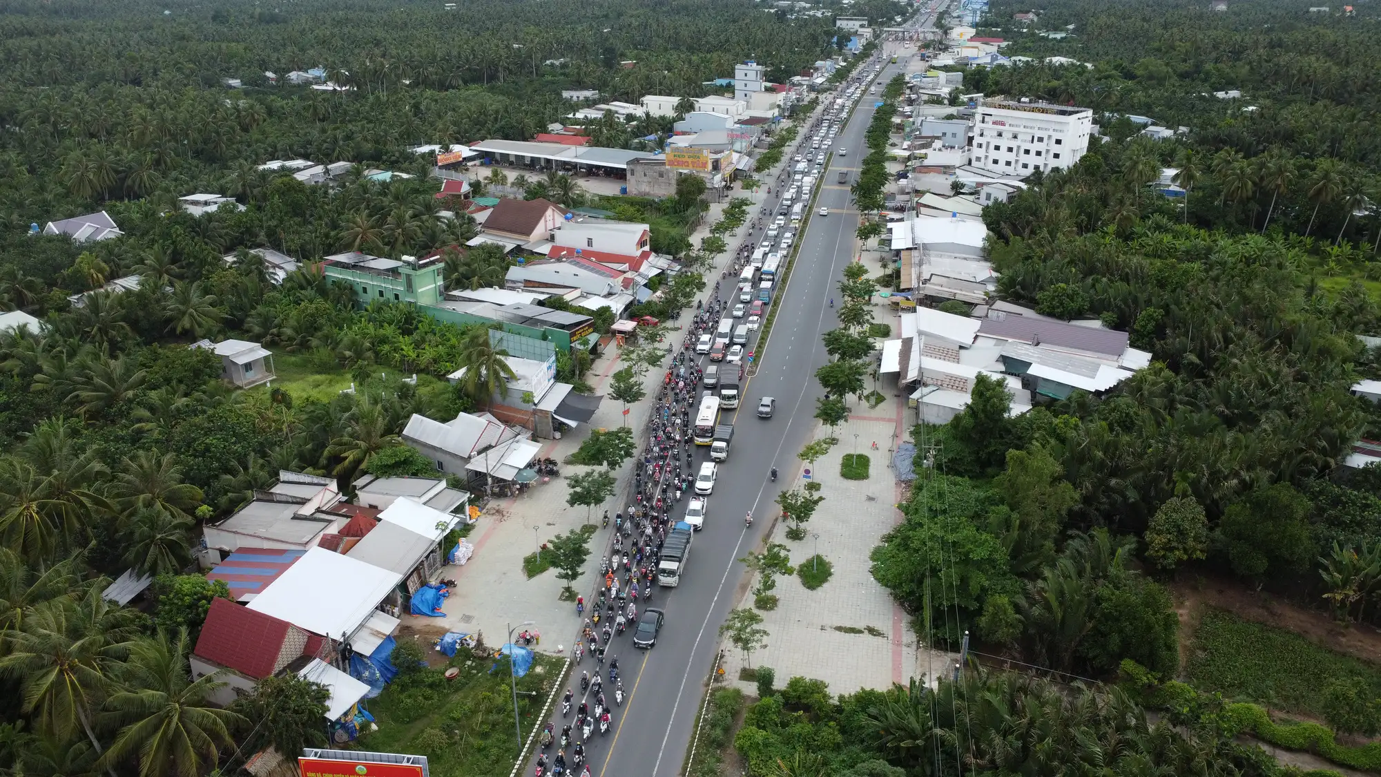 Quốc Lộ 60, Đoạn Gần Cầu Rạch Miễu Bị Thắt Cổ Chai, Xe Cộ Bị Ùn Ứ - Ảnh: Mậu Trường