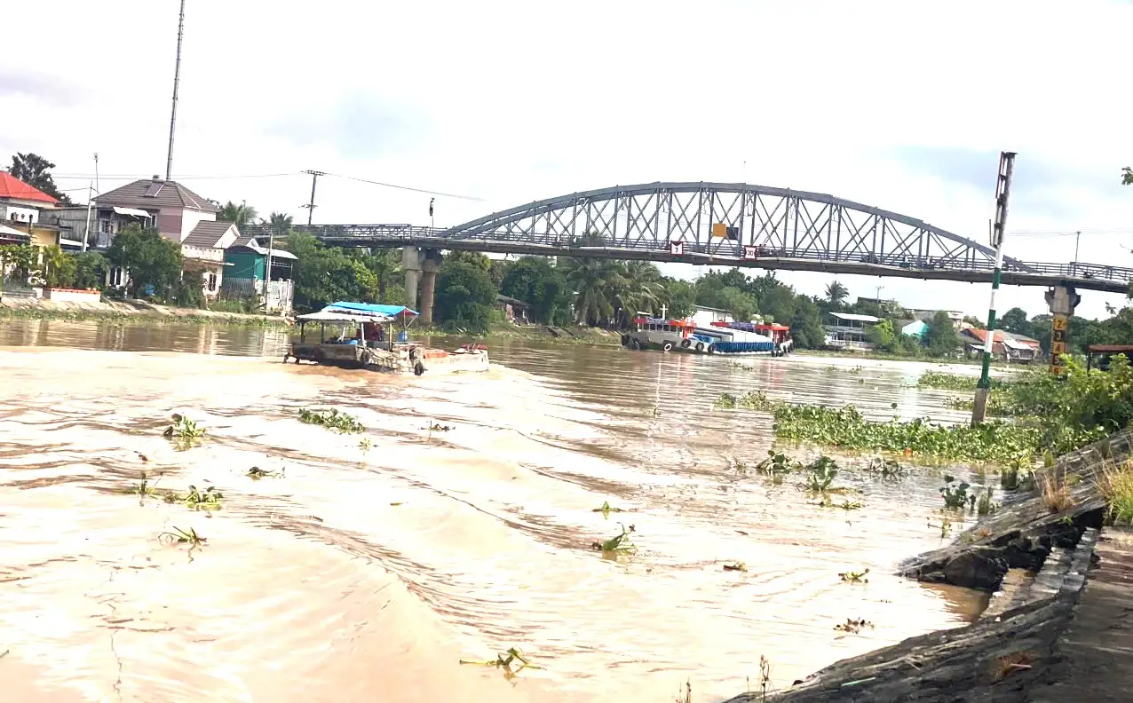 Phương Tiện Lưu Thông Qua Tuyến Kênh Chợ Lách