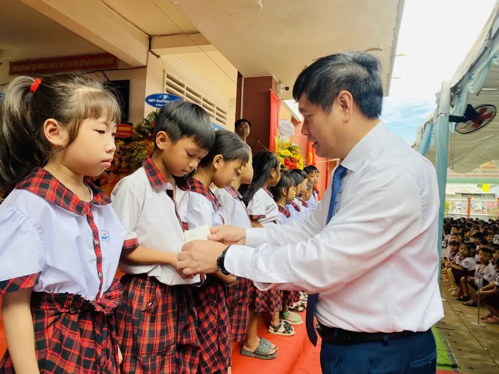 Đồng Chí Phan Xuân Thủy, Phó Trưởng Ban Tuyên Giáo Trung Ương Trao Học Bổng Cho Các Em Học Sinh Có Hoàn Cảnh Khó Khăn. 