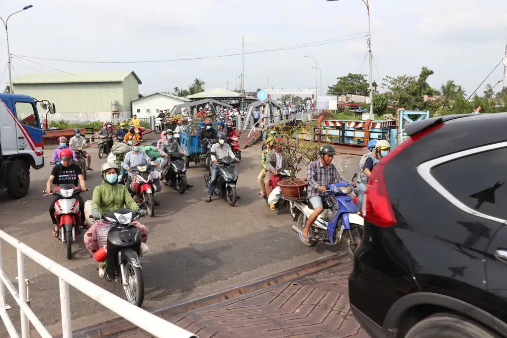 Phà Đình Khao Đưa Hàng Nghìn Lượt Người Và Phương Tiện Qua Sông Mỗi Ngày (Ảnh: Ctv).